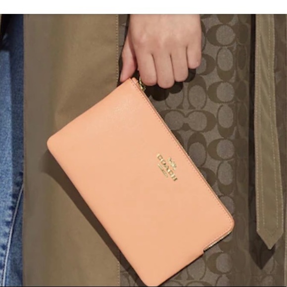 Coach Large corner zip blush wristlet in original wrapping.new - Picture 4 of 6